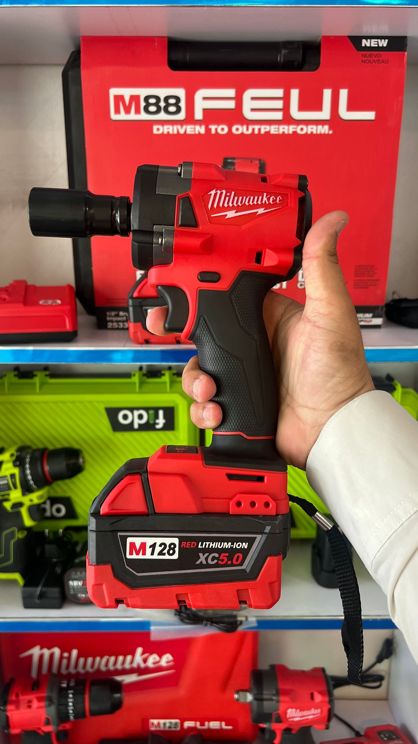 Milwaukee impact wrange M88 with 2 batteries