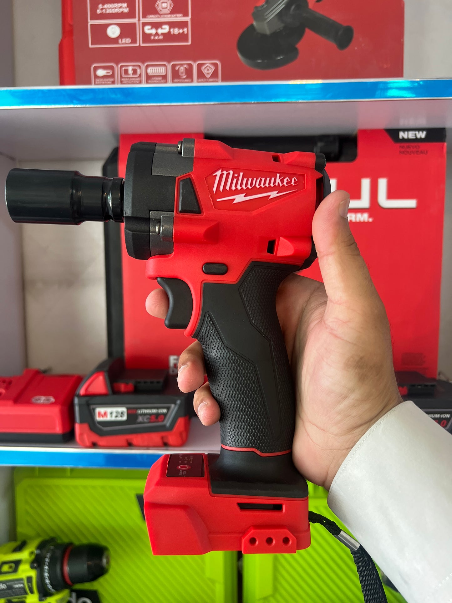 Milwaukee impact wrange M88 with 2 batteries